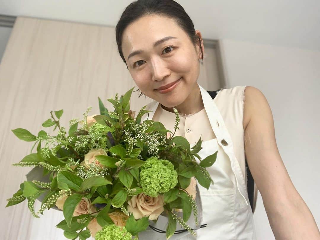 のインスタグラム：「・ ・ ご飯食べ終わったらフラワーのビジネスパートナー　@shojiroyamaguchi がお花を持って現れた  どうしたの？ と尋ねたら、GW無いからお見舞いですって💐 あ、確かに昨晩お風呂で顔打ってアザが出来たからな😂  ちょうどお花が終わってきたから ナイスタイミング やまぴーありがと ・ ・ #life #お花のある暮らし  #flowers #stayhomestaysafe」