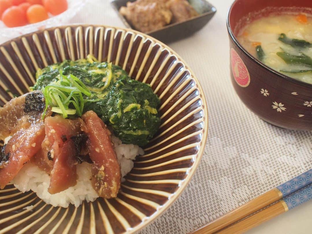 宇佐美蘭のインスタグラム：「お腹があまりすいていないみたいだったので、軽めのランチにモロヘイヤとまぐろの漬け丼💕﻿ モロヘイヤ好きだわ〜🥺🍚🥬﻿ 前回アップした豚肉の紅生姜巻き！﻿ レシピ教えて欲しい方が多かったので…﻿ 1しっかり水切りした紅生姜を、豚肉でくるくるキツめに巻く。﻿ 2小麦粉と青のりを混ぜたものをはたいて、フライパンで焼く。﻿ 3酒、砂糖、醤油をからめて、火が通ったら完成💓﻿ .﻿ 相変わらず目分量です😂紅生姜好きの方はお試しください✨﻿ #モロヘイヤ#まぐろの漬け丼#簡単ランチ#豚肉の紅生姜巻き#ランチ」