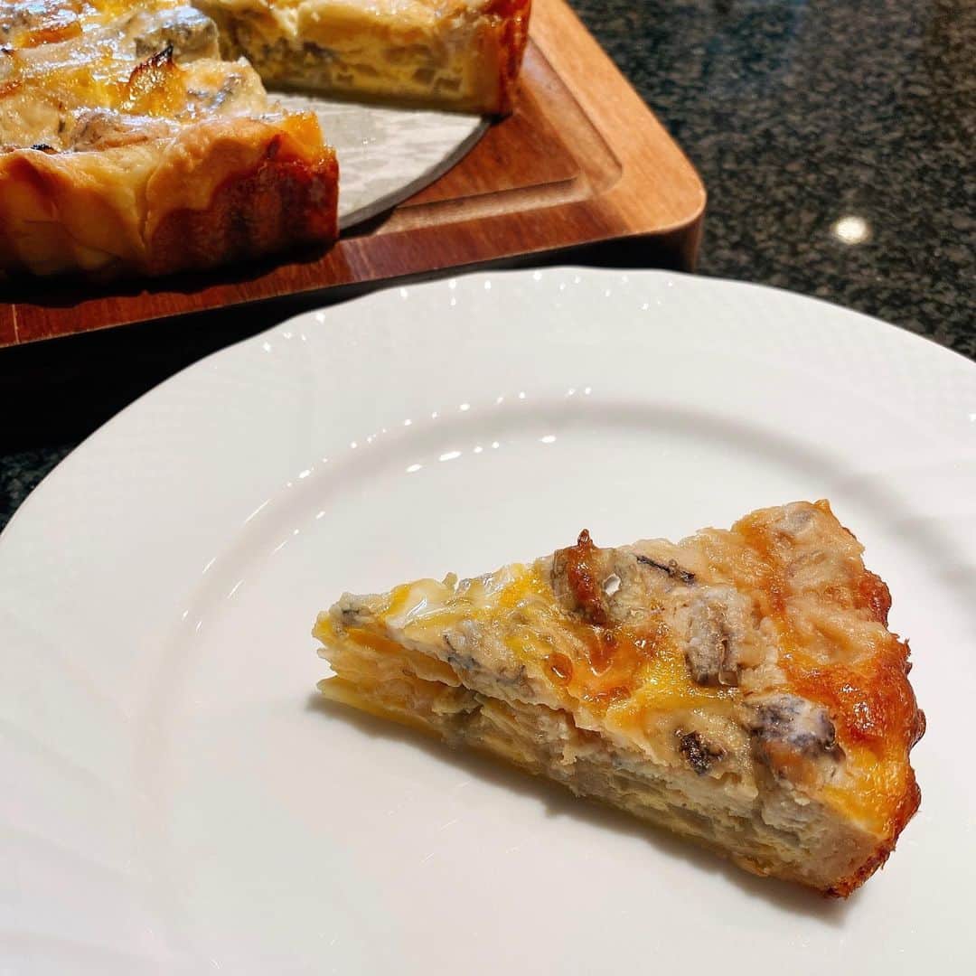 早見優さんのインスタグラム写真 - (早見優Instagram)「Made this from leftovers! Blue cheese and onion tart👍 作り方はブログをチェックしてね。  #leftovers #bluecheese #tart #残り物 で作ったよー #ブルーチーズ」5月4日 15時07分 - yuyuhayami