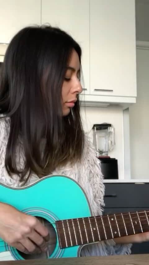 MiChiのインスタグラム：「#singer#robyn#dancingonmyown#robyncover#calumscottcover#singersongwriter#instacovers#dancingonmyowncover#acoustic#acousticguitar#martinguitar#acousticcover」