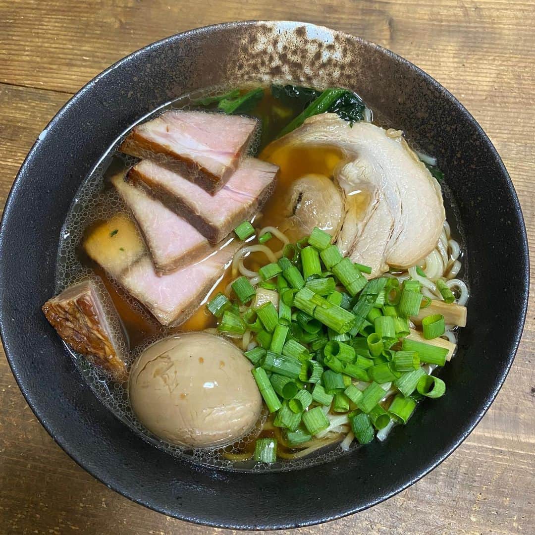のインスタグラム：「おうち焼豚でラーメン。これがやりたくて作ったみたいなところあるんだけどやりすぎた。 #おうちラーメン #おうちごはん #おうちごはん金巻」
