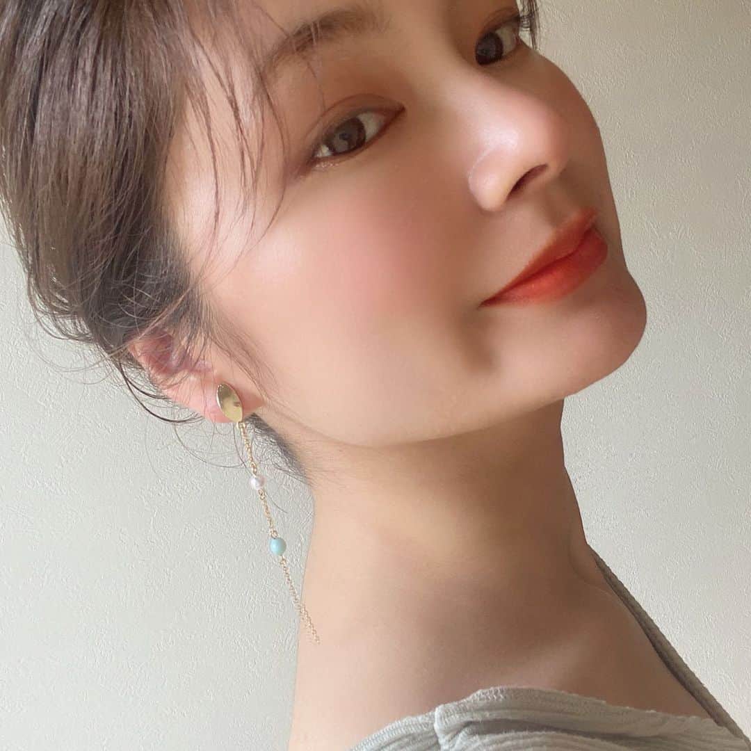 えりっこさんのインスタグラム写真 - (えりっこInstagram)「#THREE @threecosmetics #ピークパフォーマンスリップクアッド を使ってメイク🧡 ⋆ I'M GAME です🍊 ①のベースを塗って ④のマットリップを手でラフにつけたよ！ ⋆ ⋆ リップブラシもあるのでかっちりしっかりリップにも出来るけど、 口角のところを丁寧にはみ出さないようにしたらあとはトントン塗りするとオレンジがよりカジュアルに🍊 ⋆ ⋆ 今までリップは持ってるのにリップクリームないどこ🤣ってのはよくあったのでこれひとつでリップメイク出来るのは嬉しいな☺️ ⋆ ⋆ グローリップの発色も良くて気分変えるにも◎ ⋆ オレンジはブルーとかグリーンに合わせるのが好き🍊🌴🐳 ⋆ #eyeshadow .. @3ce_official #overtake （brown） #cheek ... @threecosmetics  #sweetrevolution ⋆ ⋆ #orangemake#makeup#2020ss#summermakeup」5月4日 15時22分 - erikkovoice