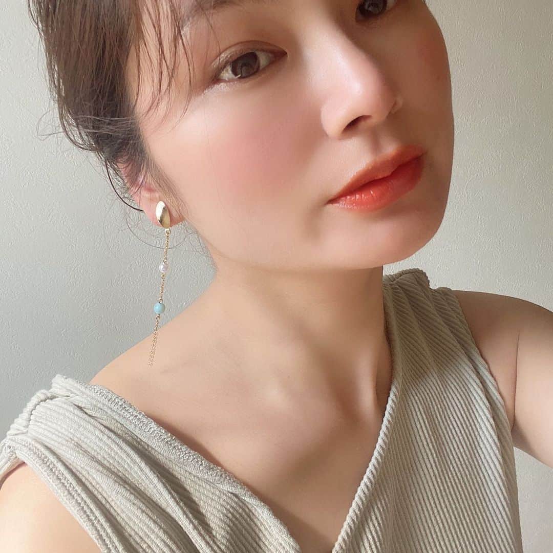 えりっこさんのインスタグラム写真 - (えりっこInstagram)「#THREE @threecosmetics #ピークパフォーマンスリップクアッド を使ってメイク🧡 ⋆ I'M GAME です🍊 ①のベースを塗って ④のマットリップを手でラフにつけたよ！ ⋆ ⋆ リップブラシもあるのでかっちりしっかりリップにも出来るけど、 口角のところを丁寧にはみ出さないようにしたらあとはトントン塗りするとオレンジがよりカジュアルに🍊 ⋆ ⋆ 今までリップは持ってるのにリップクリームないどこ🤣ってのはよくあったのでこれひとつでリップメイク出来るのは嬉しいな☺️ ⋆ ⋆ グローリップの発色も良くて気分変えるにも◎ ⋆ オレンジはブルーとかグリーンに合わせるのが好き🍊🌴🐳 ⋆ #eyeshadow .. @3ce_official #overtake （brown） #cheek ... @threecosmetics  #sweetrevolution ⋆ ⋆ #orangemake#makeup#2020ss#summermakeup」5月4日 15時22分 - erikkovoice