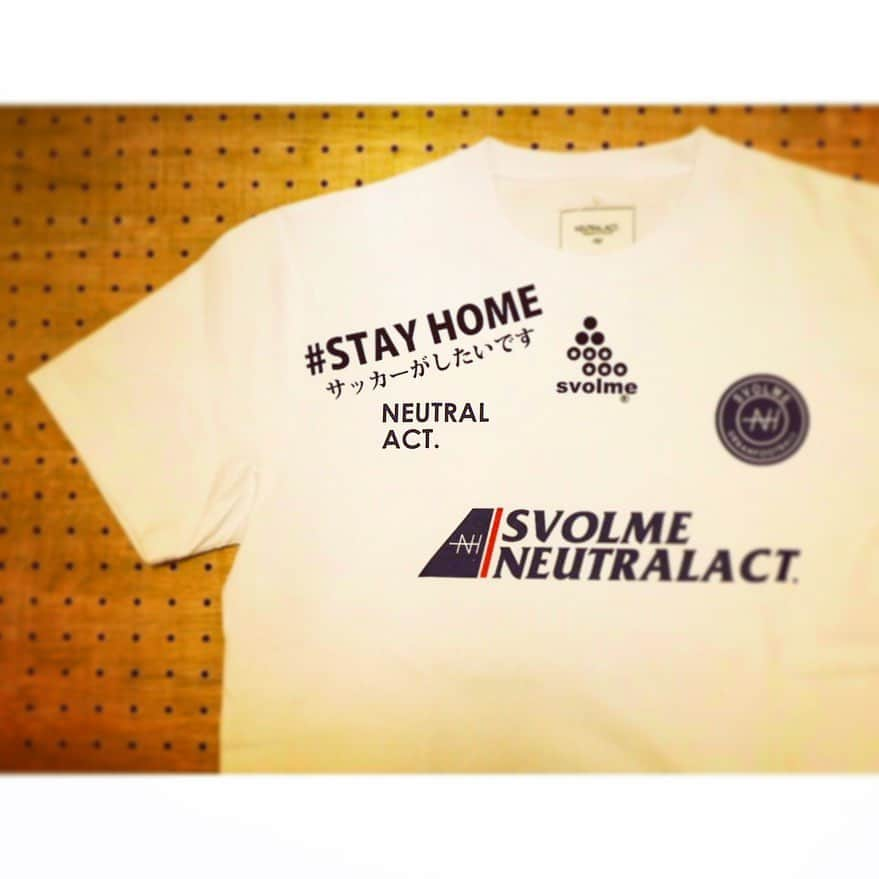 SVOLMEさんのインスタグラム写真 - (SVOLMEInstagram)「【あなたの『○○したい』を発信！#STAYHOME Tシャツ】  緊急事態宣言を受け、家族や友人と会えない状況が続く中で、ビデオチャットやテレビ電話を通してコミュニケーションを取る機会が増えているかと思います。 . その中で、今感じている想いや、この事態が終息後に行いたいことなど、今の想いを、メッセージとしてTシャツに落とし込み、あなたの『○○したい』を形にして伝えていきませんか？ . . ＂#STAYHOME”の言葉と共に、自由にコメントを入れられる、オリジナルTシャツを発売中です。  直接人と会えないこのような状況でも、あなたの想いをTシャツを通して届けることで、楽しくコミュニケーションを取っていくツールとなれば幸いです。 . また、こちらのTシャツの収益の一部を、商品の余り生地などで作成する、『スポーツメッシュマスク』の作成費用に充て、完成したマスクは教育委員会等の団体を経由し、小学生に無償で提供することと致しました。 . #STAYHOME Tシャツは、5月7日（木）10時までの期間限定でご注文を承ります。 ご注文方法や商品詳細は、プロフィールのURLをご覧ください。 . . #svolme #svolmerunning #futsal #football #running #mらarathon #stayhome #tshirt #charity #スボルメ #スボルメランニング #サッカー #フットサル #ランニング #スポーツウェア #スポーツブランド #おうち時間 #家で過ごそう #スポーツマスク #マスク #Tシャツ」5月4日 15時28分 - svolme_official