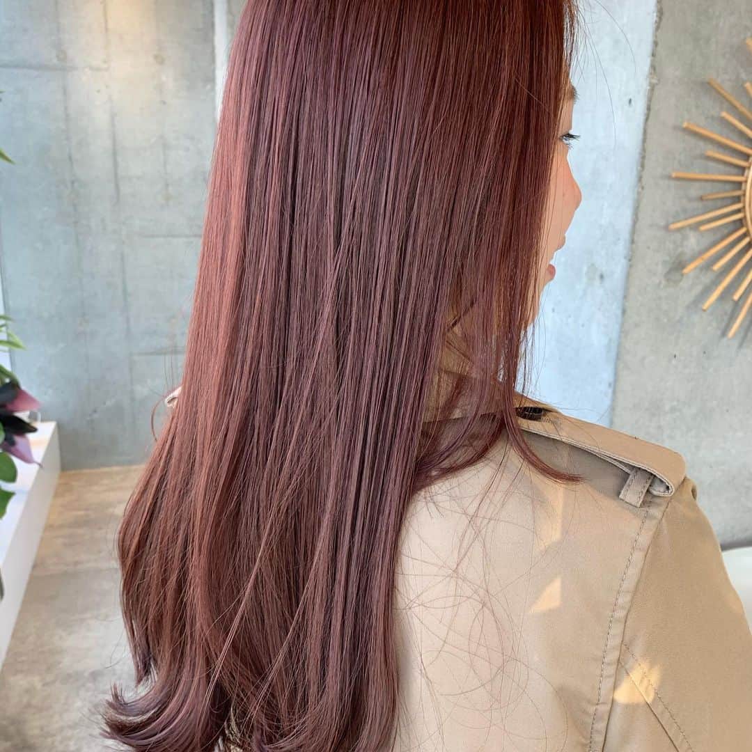 小松美緒のインスタグラム：「光の当たり具合で、　 pinkに見えたり、lavenderに見えたり、brownに見当たり、、が可愛い。  毎回トリートメントもしてるので、　 ほんとに綺麗なlongのお客様🌹」