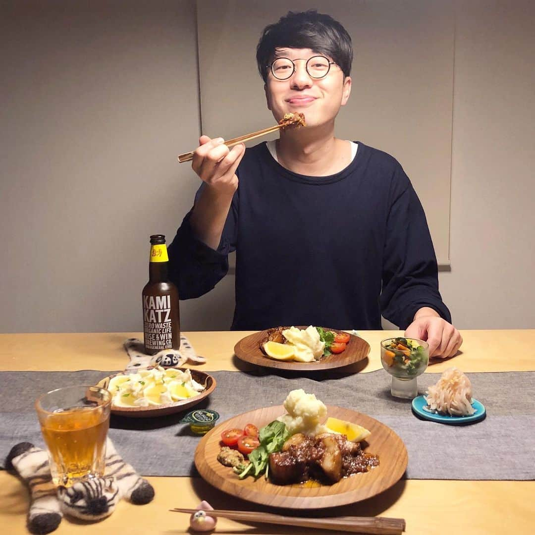 みわこさんのインスタグラム写真 - (みわこInstagram)「＊ きょうも1日おつかれさま☻ . ・豚バラブロックの上勝ビール煮 ・もやしの梅酢和え ・小夏とカマンベールのサラダ ・いろいろ野菜の浅漬け . 突然ですが、ほったらかしで美味しくできる 豚ブロックのビール煮のレシピを載せてみます🍺☺️🤓♡ あす @kamikatz_beer のインスタライブをする予定です。 夜だけど、あすはコーヒーのみくらべセットの発送もあって、 はじまり時間は未定なので、ストーリーでお知らせします。 よかったらビールを飲みながらぜひ見てくださいね♡📺😎🍺 . 【材料】 ビール350ml（今回は上勝ラガーを使いました） 豚ブロック（肩ロースがおすすめ今回はバラ）500g 玉ねぎ1個 にんじん1本 セロリ少し　ベーコンあれば少し バルサミコ大さじ1 小麦粉大さじ1 コンソメ1個 砂糖小さじ2  ローリエやローズマリーなどお好みで . 【作り方】 ①刻んだ野菜とベーコンを少しの水で蒸し煮にする ②大きめに切った豚肉を全面こんがり焼いた後 半分に切ってから①のお鍋へ ③ビールを注ぎ、同量の水を注ぎ、スパイスやハーブ、 調味料類をすべて入れ、アクや油をすくってお水をさしながら 1〜2時間柔らかくなるまで煮込んで、できあがり！ マッシュポテトと野菜を添えて、 レモンを絞ってマスタードを添えてどうぞ🍺☺️🤓♡」5月4日 21時15分 - meganeandmiwa