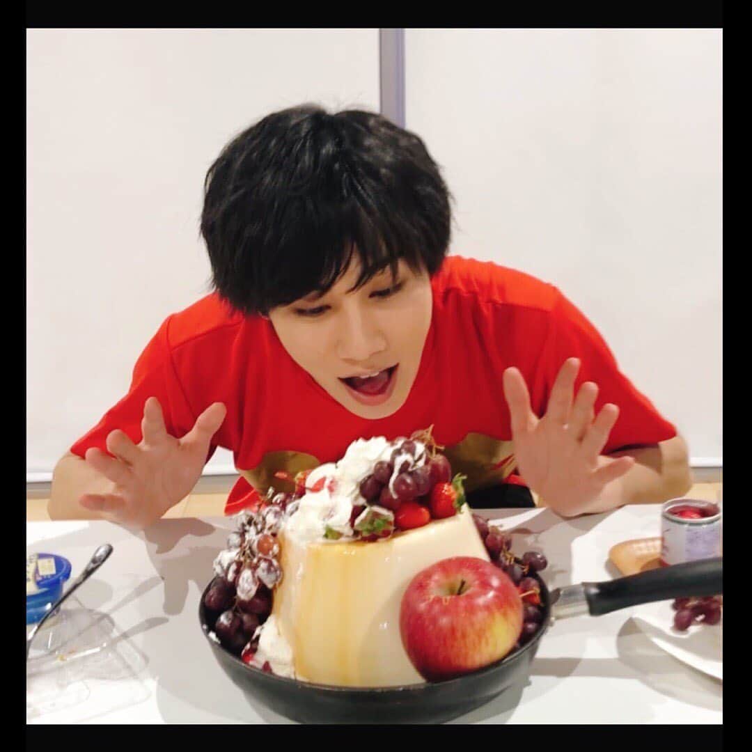 祭nine.のインスタグラム：「リーダーです🦷 今日は配信でぷりんを食べました🙋‍♂️3150だったことをここにお伝えします☺️見てくださった皆さん、ありがとうございました！！一緒にオンラインぷりん会できて楽しかったね😚 明日もあるのでぜひ見てください🤗  #祭nine #リーダー #配信 #らいがのGW #オンラインぷりん会 #プリン #バケツプリン #お皿がなかったのでフライパンで代用 #持ち運び便利 #だが持てないくらい重たい… #お腹はち切れそう☺️ #プリンを愛しプリンに愛された男 #みんな何食べたぁ❔」