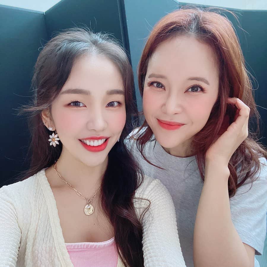 ペク・アヨンのインスタグラム：「백지영 선배님이랑 사진 찍었지요!!!! 💜☺️😘 두근두근 헤헤😆」