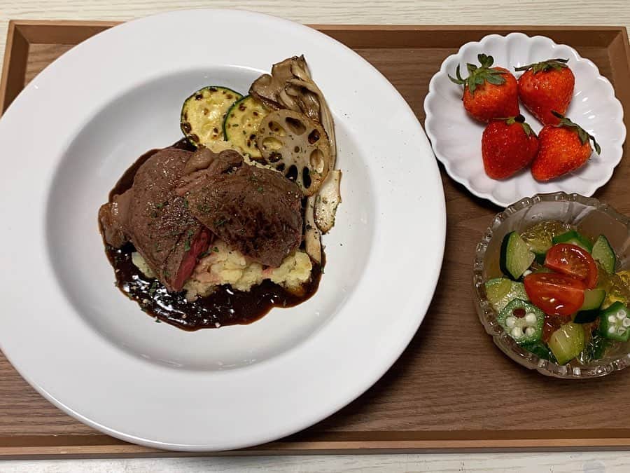 七尾カンナのインスタグラム：「. . . おうちごはん . 🍴牛肩ロースのステーキ 🍴コンソメジュレサラダ 🍴いちご . 外食っぽいものを食べたくて初めてステーキを焼いたんやけど、レアすぎて不安になってこのあともう少し火入れました😂 付け合わせはマッシュポテト、れんこん、舞茸、ズッキーニ◎ 外食したい熱解消したのでまたおうちご飯っぽいもの作っていきます☺️ . . 八雲さんは餌付けがしたいの最新巻読んで、七尾さんも餌付けがしたくなりました。笑 . さてさてYouTubeの動画編集がんばるまん！ . . . . . . . #おうち時間 #おうちごはん #料理 #献立日記 #クッキング #牛肉 #七尾めし #フォローミー」