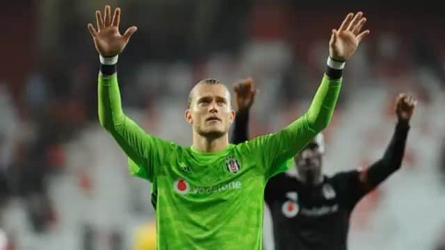 ロリス・カリウスのインスタグラム：「Hi everyone,  today I terminated my contract with BEŞİKTAŞ. It’s a shame it comes to an end like this but you should know that I have tried everything to solve this situation without any problems. I was very patient for months telling the board over and over again. Same things  happened already last year. Unfortunately they haven’t tried to solve this situational problem and even refused my suggestion to help by taking a pay cut. It’s important to me that you know I really enjoyed playing for this club a lot. BEŞİKTAŞ can be proud having such passionate fans behind them always giving amazing support. You always supported me in good and bad times and I will always remember you in the best way! Also I want to say thank you to all my teammates, coaching staff including all people working for the club. You welcomed me with arms wide open from day one.  Thank you so much!  Champion Beşiktaş 🦅」