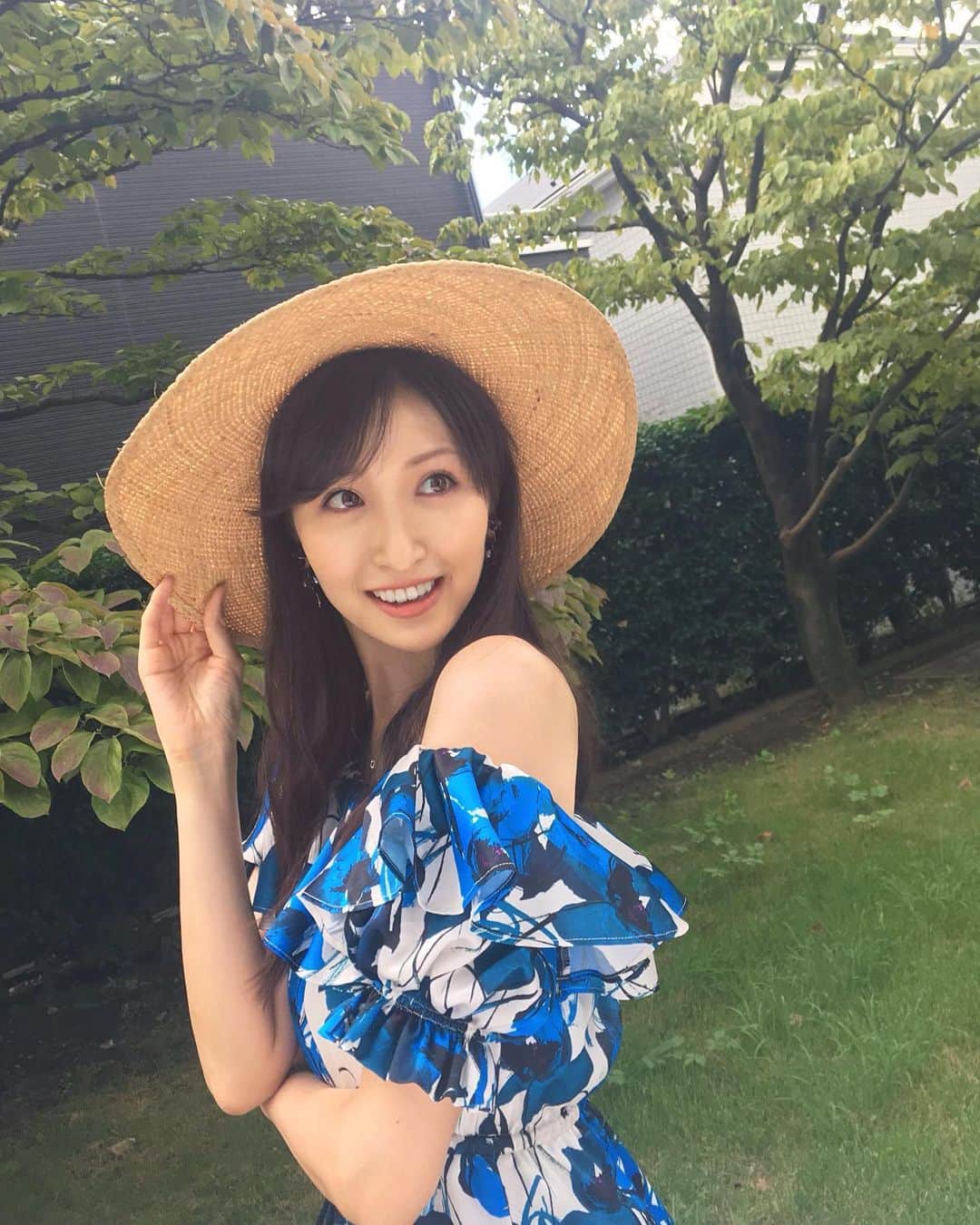 横山ルリカさんのインスタグラム写真 - (横山ルリカInstagram)「. 📷ルリカちゃん肩の後ろ蚊！！！ . 👩え！？ . #そろそろ蚊の季節 #暑くなってきましたね」5月4日 15時45分 - rurika_yokoyama_official