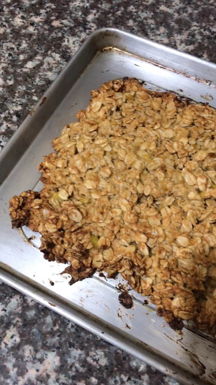 ローレン・ヤングのインスタグラム：「Flourless, eggless and ALMOST sugarfree desserts are the best! Made this really easy and simple recipe today for my snack.  Ingredients: 1 Cup Rolled Oats 3 Tbsps Peanut Butter 1 Banana 1 Packet Stevia (Optional)  Mix all together and bake at 170c for 20 minutes.  This lockdown has got me making more food with ingredients that I already have on hand since going to the grocery is more of a chore now than ever. Sometimes a simple and uncomplicated dish is all we need to add a little comfort and joy to our lives. 💖  Music: Possible Musician: Jef」