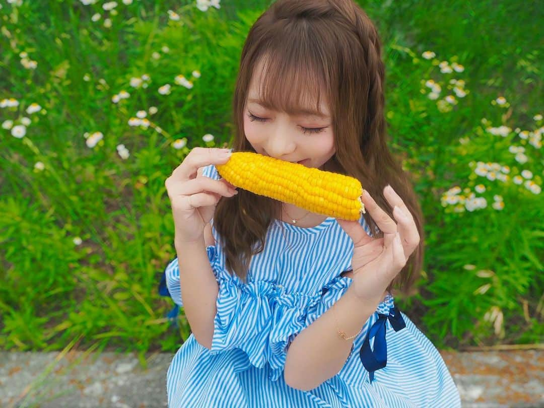 愛田杏奈さんのインスタグラム写真 - (愛田杏奈Instagram)「今日は #みどりの日 らしい💚 . . 自然に感謝ですね〜〜〜 . 山梨は自然がいっぱいで最高 大好き💚💚💚 . . おばあちゃんが作ってるとうもろこし はやく食べたいな〜😆🌽 . . #stayhome #お家時間 #過去写真 #みどりの日 #去年 #夏 #トウモロコシ #もろこし #おばあちゃん #農家 #田舎 #畑 #自然 #地元 #山梨 #夏ワンピ #fashion #camera #olympus #olympuspen #ミラーレス一眼 #オリンパスペン  #セルフヘアアレンジ #編み込み #編み込みおろし #巻き下ろし #モテヘア #カラフル #写真好きな人と繋がりたい #followme」5月4日 16時02分 - anna_osada