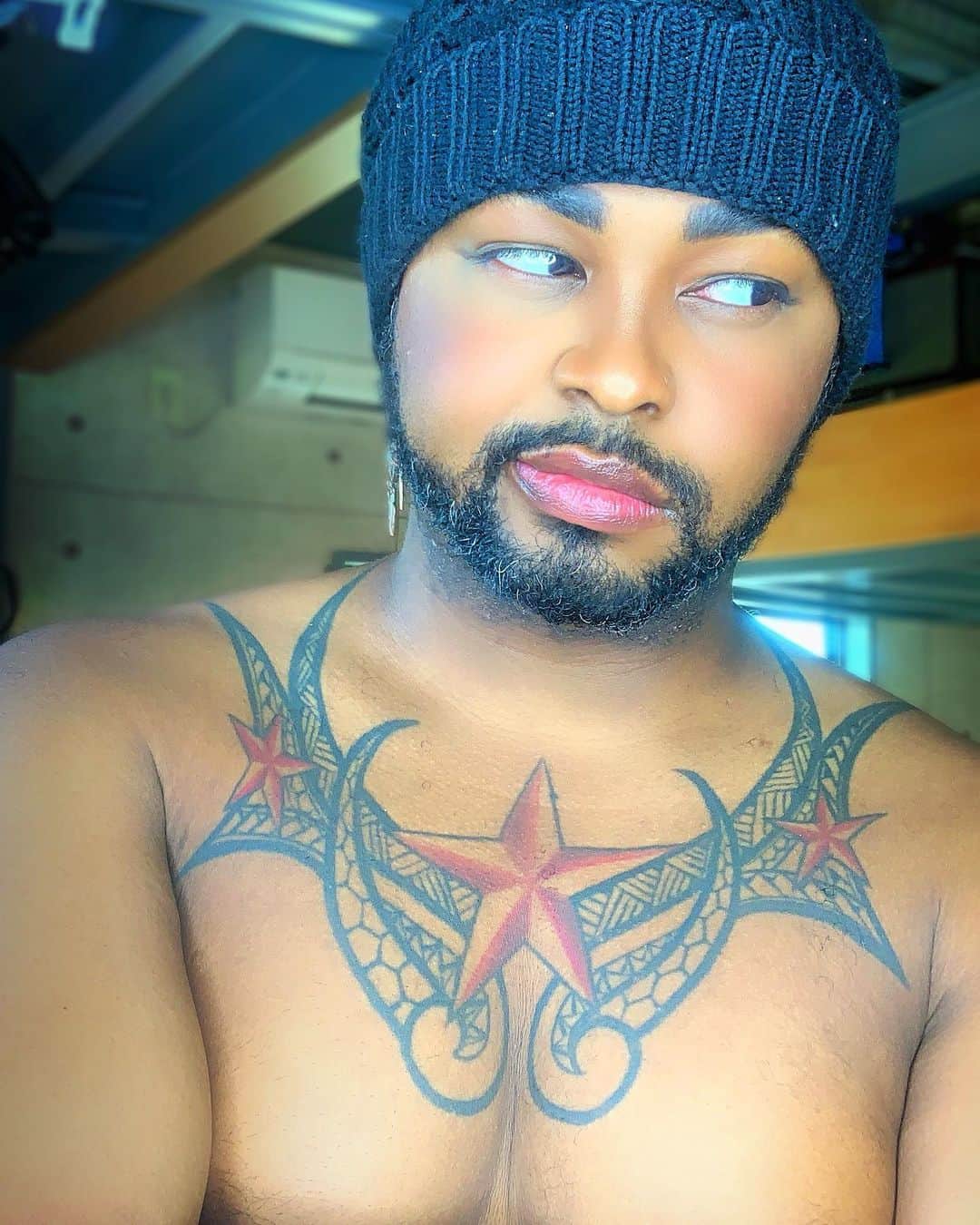 Codyのインスタグラム：「Hmmm.... Exercise or video games?  #choices #gaymer #gay #lgbtq #gayboy #tittays #manboobs」