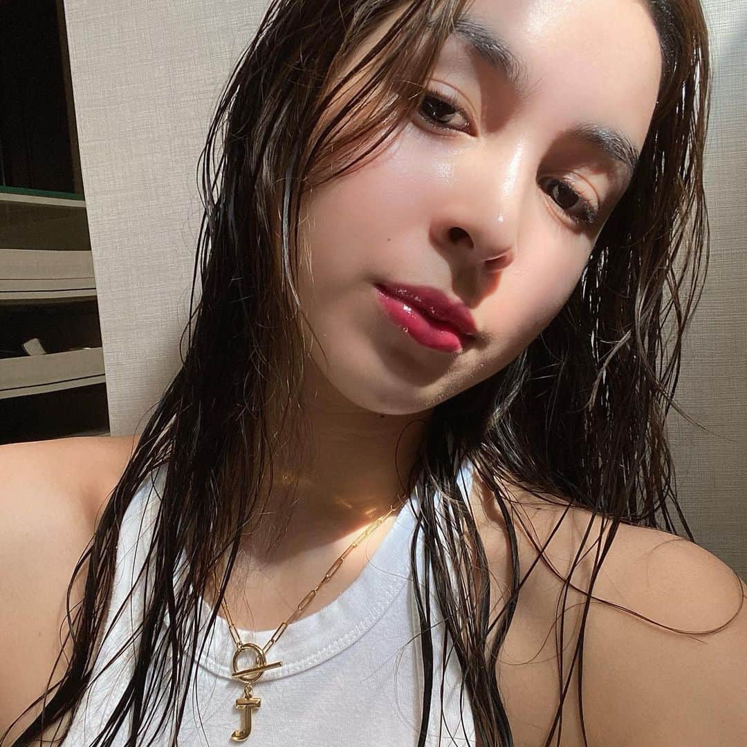 ジュリア バレットのインスタグラム：「No make-up. Just my favorite lip tint from @sansancosmeticsph and skin by @belobeauty 🍒」