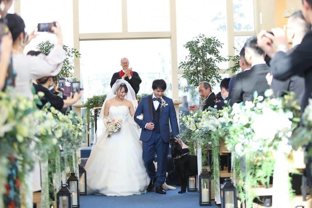 アンジェローブ 名古屋 結婚式場さんのインスタグラム写真 - (アンジェローブ 名古屋 結婚式場Instagram)「． @weddingisland_angerobe をフォローして、 『 #アンジェローブ 』のタグで. お写真を投稿してくださいね＊*. . ——————————. .  ワンちゃんも大切な家族の一員。 一緒に祝福してくれます🐕‍🦺 . .  #花嫁のミカタ #結婚式応援 #ワンチーム花嫁 #マリッジエール #きずなじかん #結婚式の輪 . ——————————. . -アンジェローブの公式HPをcheck＊* http://www.angerobe.co.jp/sp/ -ブライダルフェアの予約はコチラから♪ http://www.angerobe.co.jp/sp/fair/ . ——————————. . ぜひ『 #アンジェローブ 』のハッシュタグで. ウェディングの写真を投稿してくださいね＊*. ステキなお写真はこちらのアカウントで． リグラムさせていただきます♪. . また『#アンジェローブ』のハッシュタグで． 投稿していただいた#アンジェ嫁 様は． 必ずフォローさせて頂きます💕  プレ花嫁さんも卒花嫁さんも． ずーっと繋がっていきましょう💕 ——————————. .  #ウエディングドレス #プレ花嫁 #かわいい #結婚式準備 #卒花 #東海プレ花嫁 #名古屋プレ花嫁 #名古屋結婚式場 #婚約 #プロポーズ #港区 #金城ふ頭 #挙式退場 #名古屋ペットウエディング #ペットウエディング #犬と一緒 #バージンロード #カンタベッラ @cantabella.japan」5月4日 16時07分 - weddingisland_angerobe