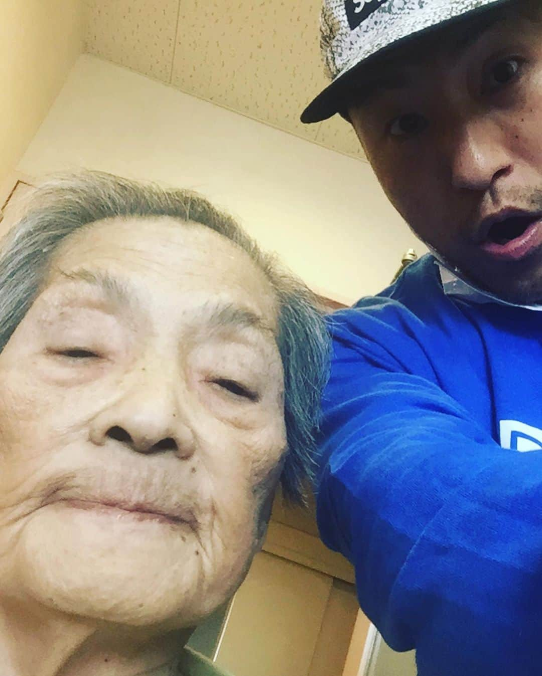 SHINGO★西成さんのインスタグラム写真 - (SHINGO★西成Instagram)「助けるのも愛。見守るのも愛。 オカン、大丈夫や。オレらがいる。 #オカンとオレ #ボケとハゲ #無償の愛 #家族のあり方 #老いを受け入れる #アセラズクサラズアキラメズ #ここからいまから」5月4日 16時08分 - shingo_ghetto