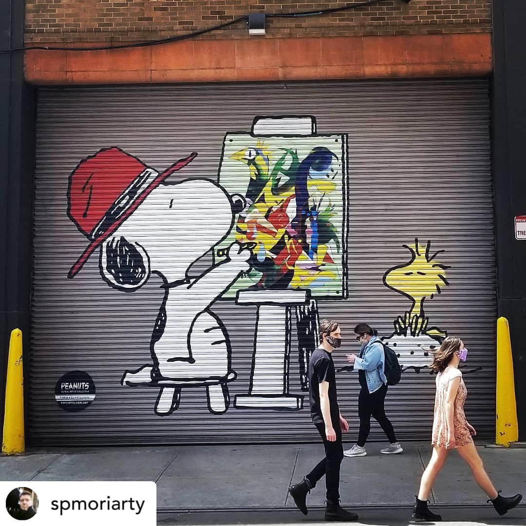 松山智一のインスタグラム：「Snoopy social distancing with his besty🐤 while he 🎨🖼 Repost @spmoriarty , #peanuts #snoopy #woodstock #modernart #streetart #nyc #saturdayafternoon #longwalk #uncrowded #threepeople #socialdistancing #overit #peanutsglobalartistcollective #tomokazumatsuyama」