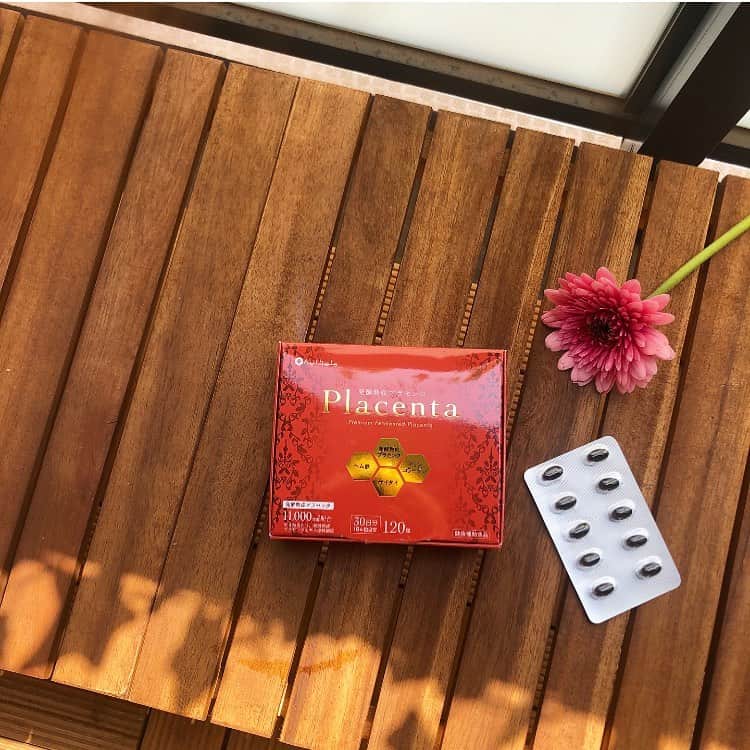 片桐優妃のインスタグラム：「肌にいいものっていうとやっぱり#プラセンタ ってイメージが強くて、気付いた時はとりいれるようにしてるんだけど、最近とくに気に入ってるのがオーセルの発酵熟成プラセンタ ✨ . 飲んでると肌のトーンがアップするしメイクノリもいいからやっぱりすごいなって思うけど、花粉症の症状が和らいだり二日酔いしにくくなったりお肌以外にも嬉しい効果を感じる人も多いみたい🥀 . 体全体が元気になる感じがしてやっぱり私はプラセンタすきだなー🥰 . #プラセンタサプリ #サプリメント #熟成プラセンタ #プラセンタで綺麗を目指す #美容サプリ #飲む美容液 #エイジングケア #スキンケア」