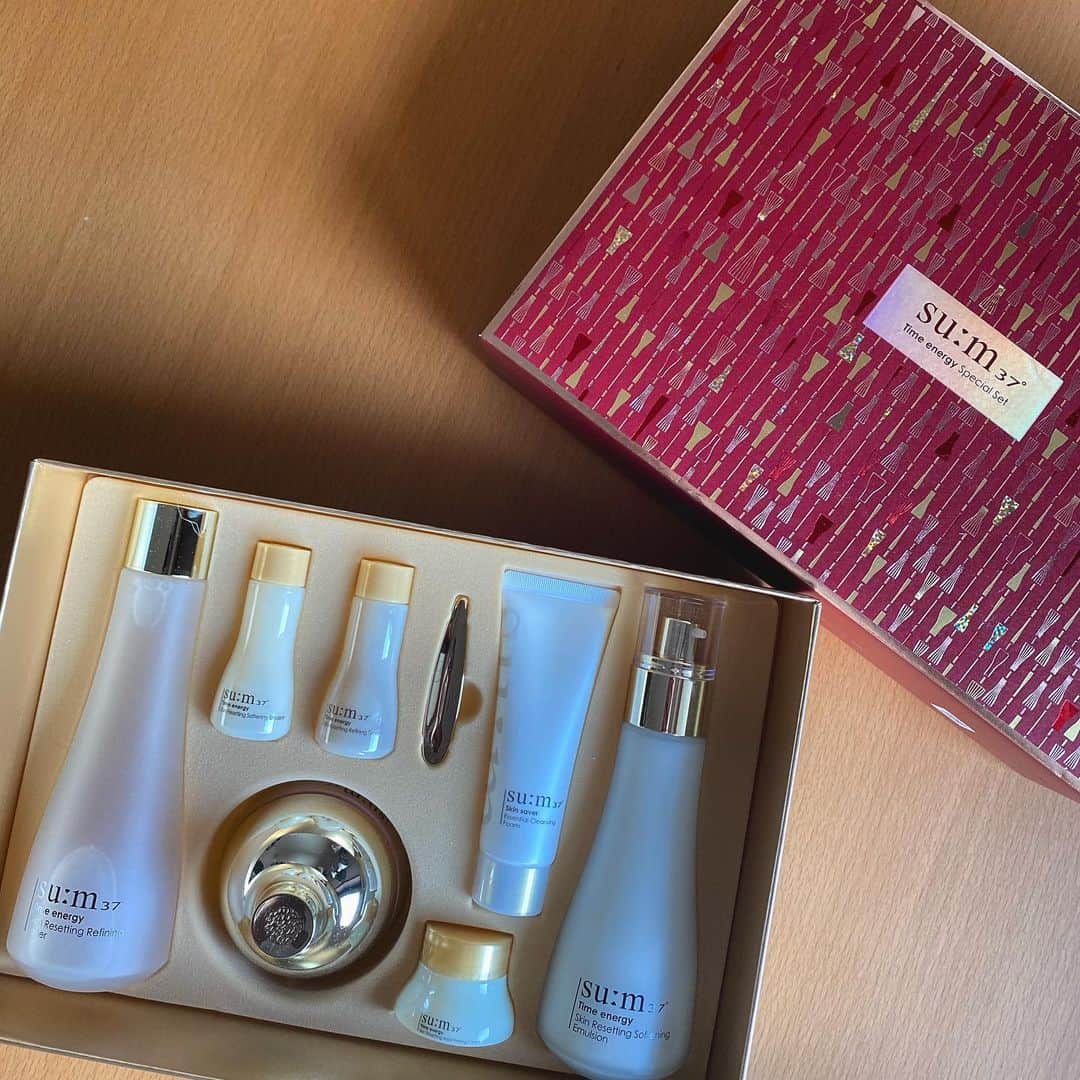 のインスタグラム：「. 使ってた @oltanaskincare がなくなったので 冬に渡韓した時に友達にお勧めしてもらった @sum37_official を使い始めました🙂 . 化粧水、クリーム、乳液🧴 . 使いたいスキンケアアイテムあり過ぎて渋滞中← . 最近はその日の気分で使うもの変えてみたりして いろいろ楽しんでおる🧏‍♀️ ＿＿＿＿＿＿＿＿＿＿＿＿＿＿＿＿＿＿＿＿＿＿＿＿＿ #skincare #lotion #emulsion #cream #sum37 #beauty #skincareroutine #化粧品 #化粧水 #乳液 #美容液 #美容 #クリーム #スキンケア #スキンケア用品 #おうち時間」
