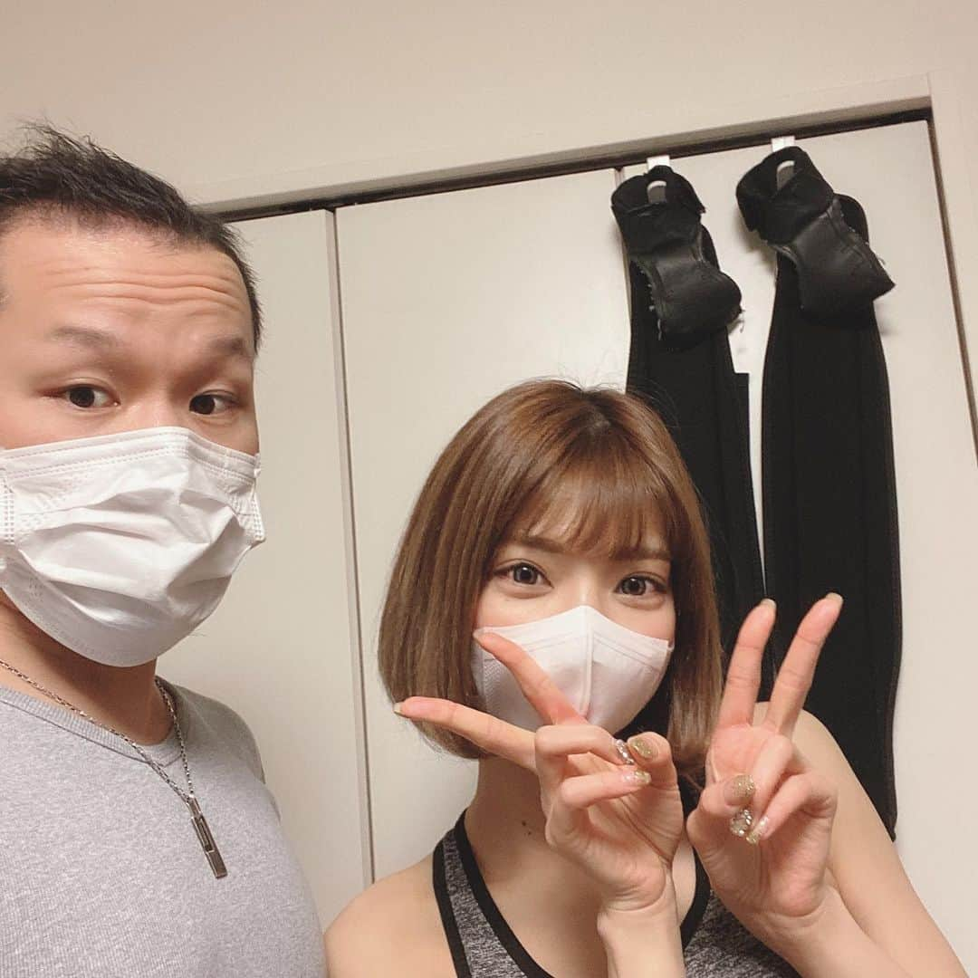 半田健吾さんのインスタグラム写真 - (半田健吾Instagram)「[この時期になにをするか] (1枚目の写真は以前のものです)  定期的に見させていただいている　@yone__miyu630 さん✨ 家にいるこの時期にもメンテナンスを欠かさない♫  既に行動に移した人は継続を  まだ初めてない人はそろそろスタートを✨  逆に今やらない人は一生やらないかもですね😅  最大のきっかけの時なので、、これからは 事業者も個人も有言実行した人が今後の人生を決めますね✨  オンラインでのパーソナルやリモトレが続々問い合わせ頂いてます！  まだ受付可能なのでご興味ある方はぜひ✨ [KENGO &ATSUSHIのおかげで痩せました]と1000人に言ってもらうプロジェクト進行中🦍✨ リモトレカウンセリング希望の方は  LINE公式アカウントから必ずお名前と[カウンセリング希望]と発言してください^_^  オンラインで完結するトレーニング [リモトレ]が大好評です✨  こちらのプロフィールのリンクから登録どうぞ♪ ↓ @kengo6010」5月4日 16時32分 - kengo6010