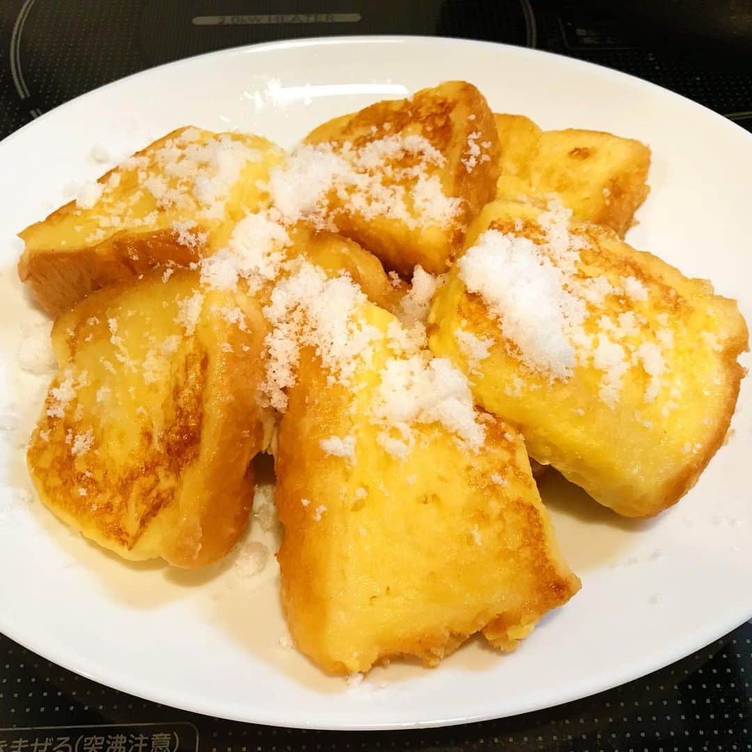 安達雅哉のインスタグラム：「フレンチトースト作り成功👍﻿ いや、バター忘れたから完全成功ではないか…😅﻿ ﻿ #フレンチトースト﻿ #クッキング」
