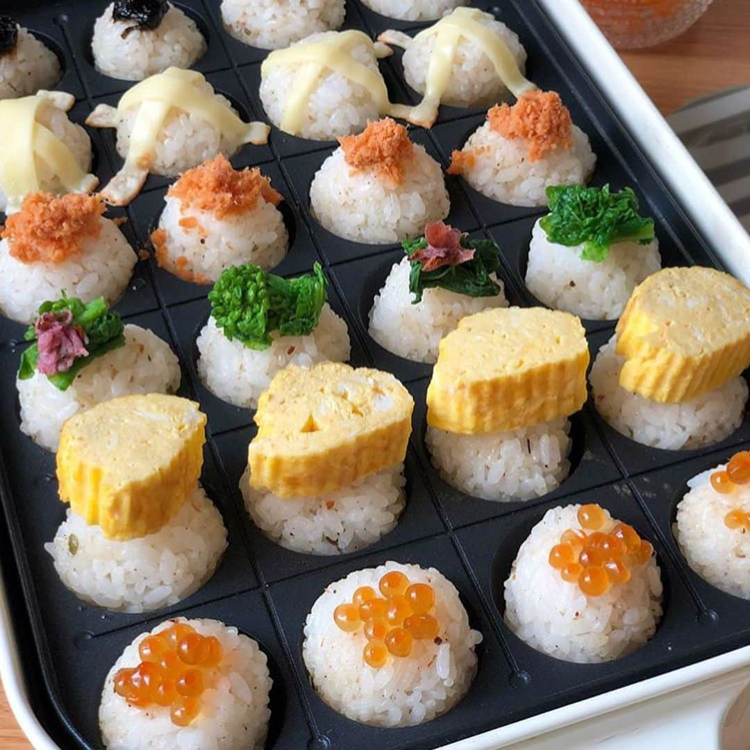 LIMIA キャンペーン(delimia)のインスタグラム：「しまい込んでたたこ焼き器！ これは思いつかなかった～✨ . 5/3、4は勝手におにぎり祭り🍙 全世界のママたちの参考になりますように！ . @mikasko  さんから素敵なお写真をリポストさせていただきました❣ . ------------------------------ LIMIA公式アカウントです💕 ここからチェック👍https://bit.ly/2W1iOTW  Instagramに集まるみなさまの素敵なお料理のお写真をLIMIA記事でご紹介させていただいています🌷 < #delimia >のハッシュタグをつけて投稿していただくとこのアカウントでリグラムさせていただくこともあります✨ . ---------------------- ． #おにぎり🍙 #おにぎり #おにぎりの具 #おにぎり弁当 #こにぎり #おうちごはん #おうちごはんラバー #おうち時間 #おにぎらず #onigiri #暮らしをたのし #暮らしを愉しむ #lunchbox #obentogram #IGersJP #wp_deli_japan #snapdish #kyarabenist #oben365 #キャラ弁当 #yummyyummy #japanesefoods #japan_of_insta_」