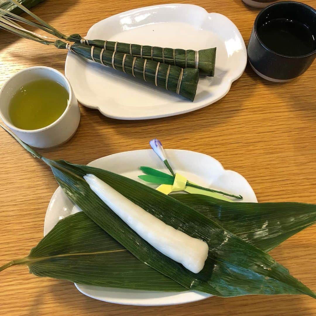 のインスタグラム：「粽に巻かれている笹の葉の青々とした香りは、息子にとっては「なんで食べ物なのに草の匂いなの？おえー」というものだそうで…。 大人にとっては初夏の爽やかさそのものなんですけどね。久々にちゃんと煎れた緑茶もおいしい。  今日は粽、 明日は柏餅。  #こどもの日」