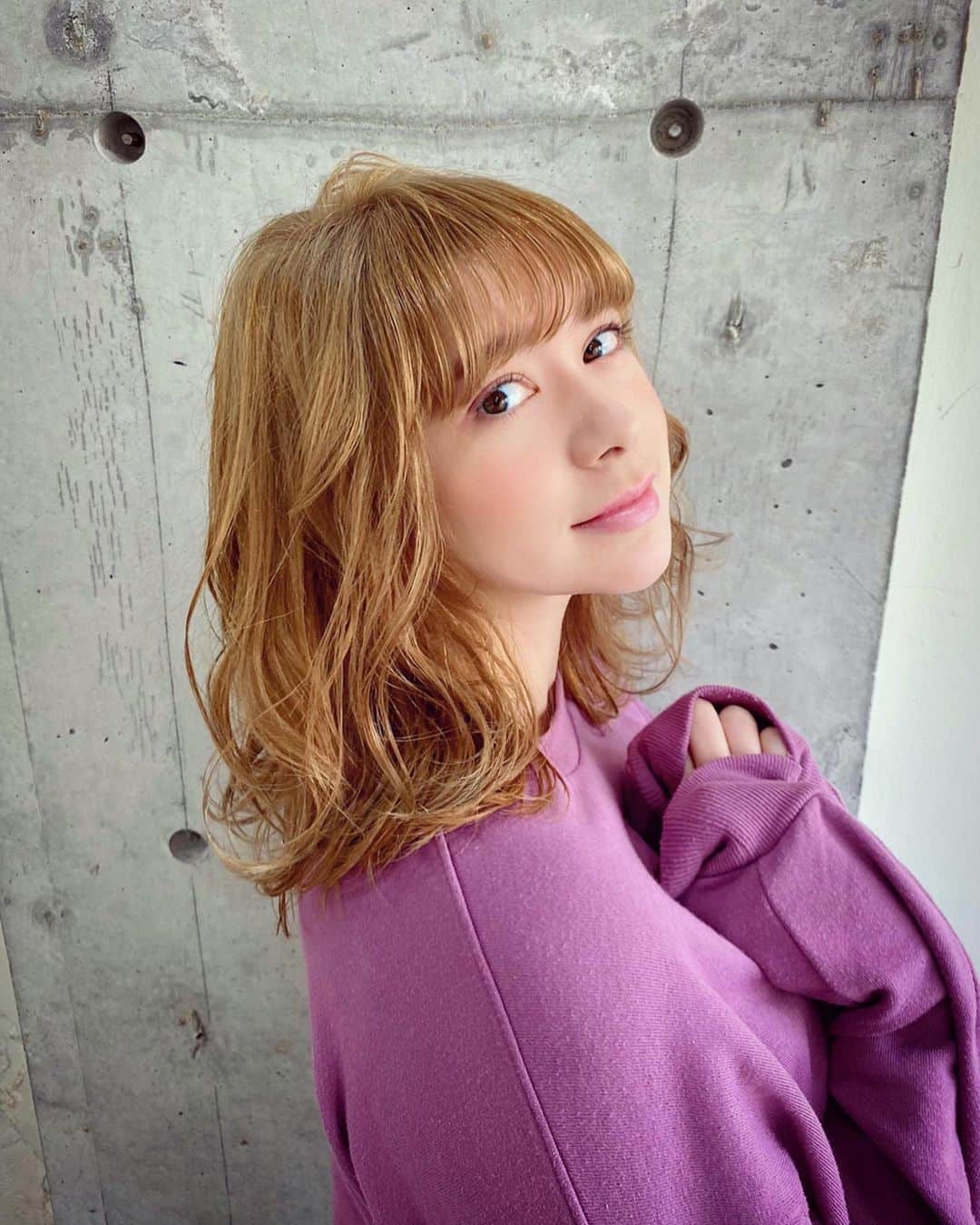 のインスタグラム：「銀座レイズ　@raise.ginza さんにてカラーをしてもらいました💜ブリーチだけどトリートメントもしてもらっていい感じになった☺️🤘 @raise.ak あかりちゃんありがとう💕 ※『ジェニファーのインスタを見た』でホットペッパー予約/DM予約 すると30%offになります😇炭酸泉もプレゼントしてくれるそうです💟 カラー放置中にホワイトニングもできるよ🙆‍♀️(特別価格初回1000円💸) マイルを貯めて、美容用品やブランド品家電など人気商品もゲットできます🎁💁‍♀️ #ヘアサロン #美容室　#外国人風ヘアー #外国人風カラー #サロモ　#小顔効果 #美容  #スキンケア  #美容好き #美容女子  #美活 #美容好きな人と繋がりたい #美容大好き #肌質改善 　#髪質改善　#pr #金髪　#外国人モデル #サロンモデル #撮影依頼募集中 #春メイク　#紫　#purple #髪色 #髪型 #髪 #ヘアカラー #ヘアスタイル #💜」