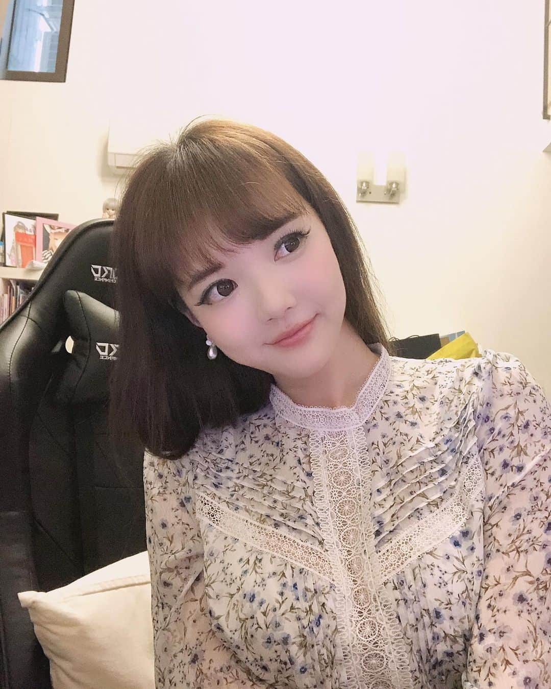 YingTzeさんのインスタグラム写真 - (YingTzeInstagram)「Who still dresses up everyday and put on make up daily eventhough it’s MCO ? Answer : Me 🤣👋🏻 _ I kinda glad that I still get the chance to dress up for my live gaming streams every night. ❤️🐱 I’ll go what dress should I wear ? What earrings to match ?  Tonight’s stream is MLBB with 4 x Granger Starlight Membership for my lucky viewers.  See you later at 8pm ! _ #blessed」5月4日 16時50分 - yingtze