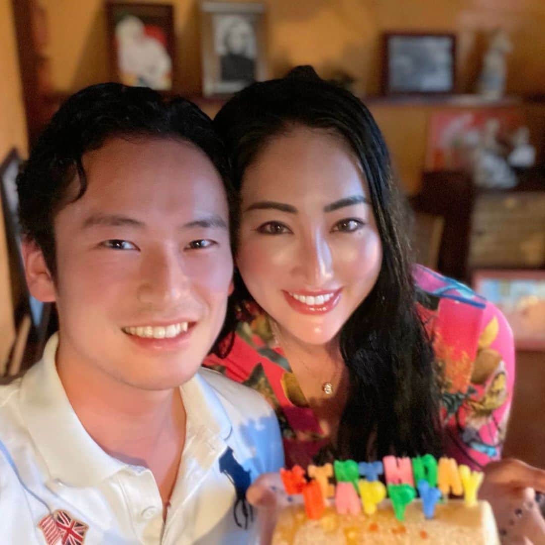 筒井菜月のインスタグラム：「【✨27歳になりました✨】 沢山の御祝いメッセージをありがとうございました✨  17歳で施設を出て一人暮らしを始めて10年経ち、 27歳は家族で誕生日を迎える事が出来ました。  これからも身近な幸せをかみしめて、 1日、1日を大切に生きて行きたいと思います❣️ いつも応援して下さってる皆様に 感謝の気持ちで一杯です。  心からの愛を込めて🌸  菜月」