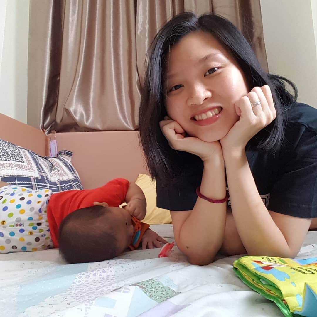デビー・スサントのインスタグラム：「Cerita selfie sama mikha hari ini 😋 Foto 1 : selfie dl ah (mikha masi asik ndiri) Foto 2 : eits mama foto kok ngak ajak2 Foto 3 : stop ma tunggu mikha gaya dulu Foto 4 : gimana mikha uda sip kan? 🤣」