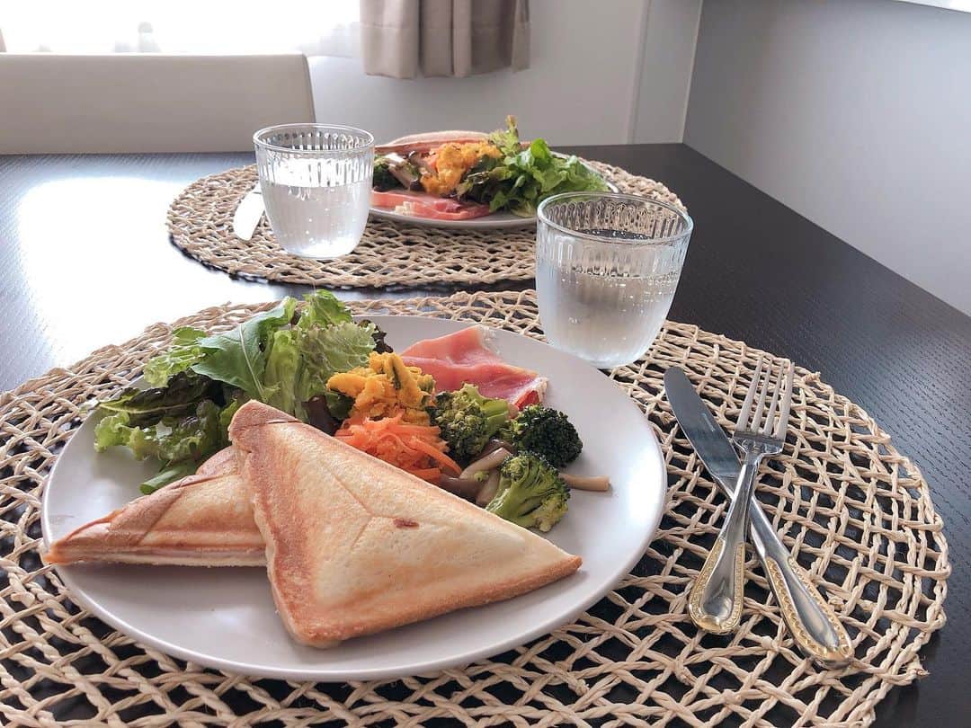 のインスタグラム：「今日はカフェ風ランチにしてみたよ🍴 食後はロイヤルミルクティー☕️ いつも行くカフェの真似をしちゃった☺︎ 早くカフェに行けるようになったらいいな。 ・ ・ ・ ・ #おうちカフェ#おうちカフェごはん」