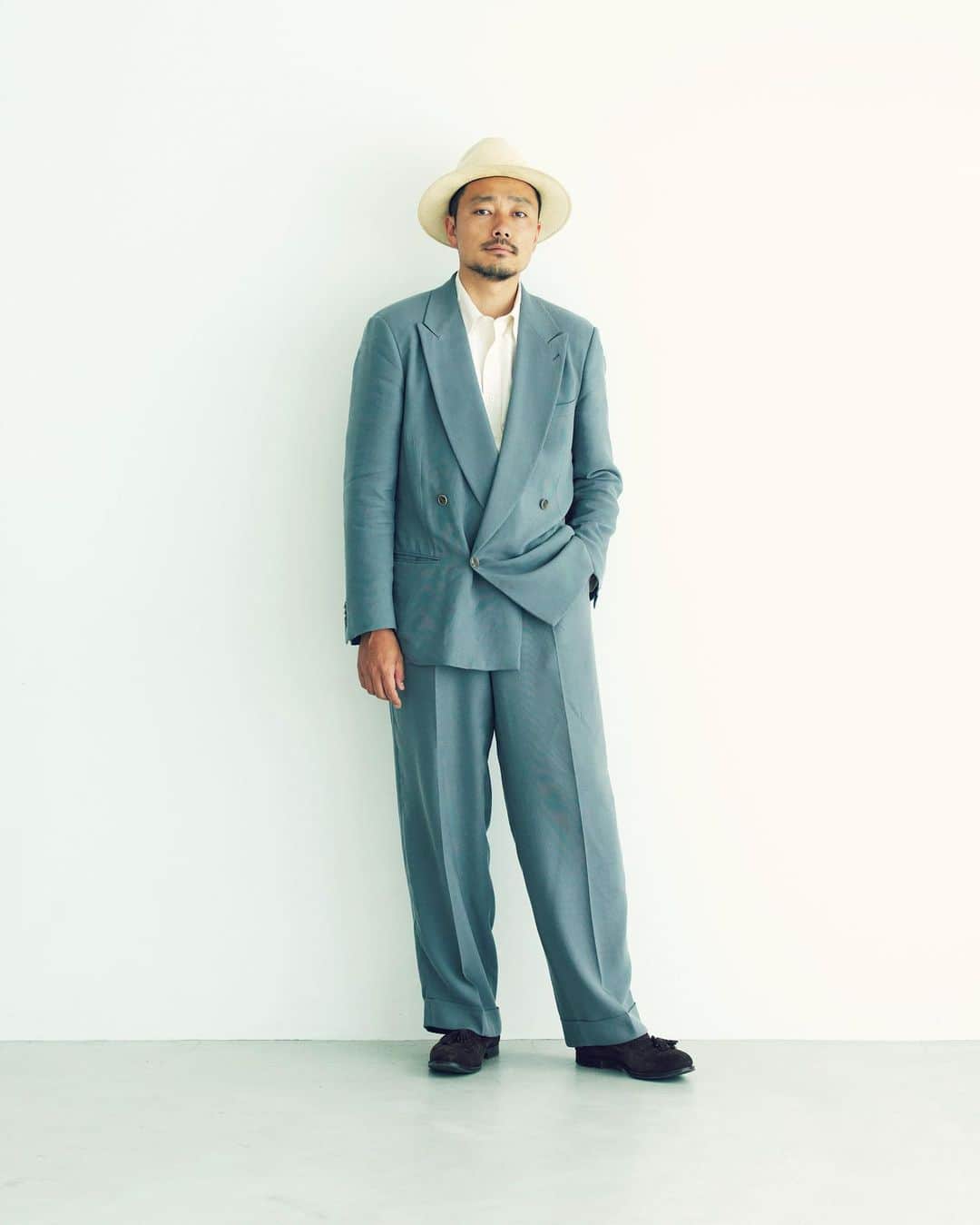長山一樹のインスタグラム：「自粛期間が長引きそうなので。 #自粛でスーツ 自分のスタジオにて。柔らかい優しい光です✨ 暖かくなってきたのでスーツの衣替えをしました。去年手に入れたジョルジオアルマーニのスーツ。80〜90年代初頭のアルマーニの黄金期ともいえるフォルムは僕の大好物。これを着て街を歩くと時代錯誤感ハンパないです。 #現場とスーツ #スーツ #suit #メンズファッション #mensfashion #armani #gentlemanstyle #gentsstyle #doublebreasted #タッセルローファー」
