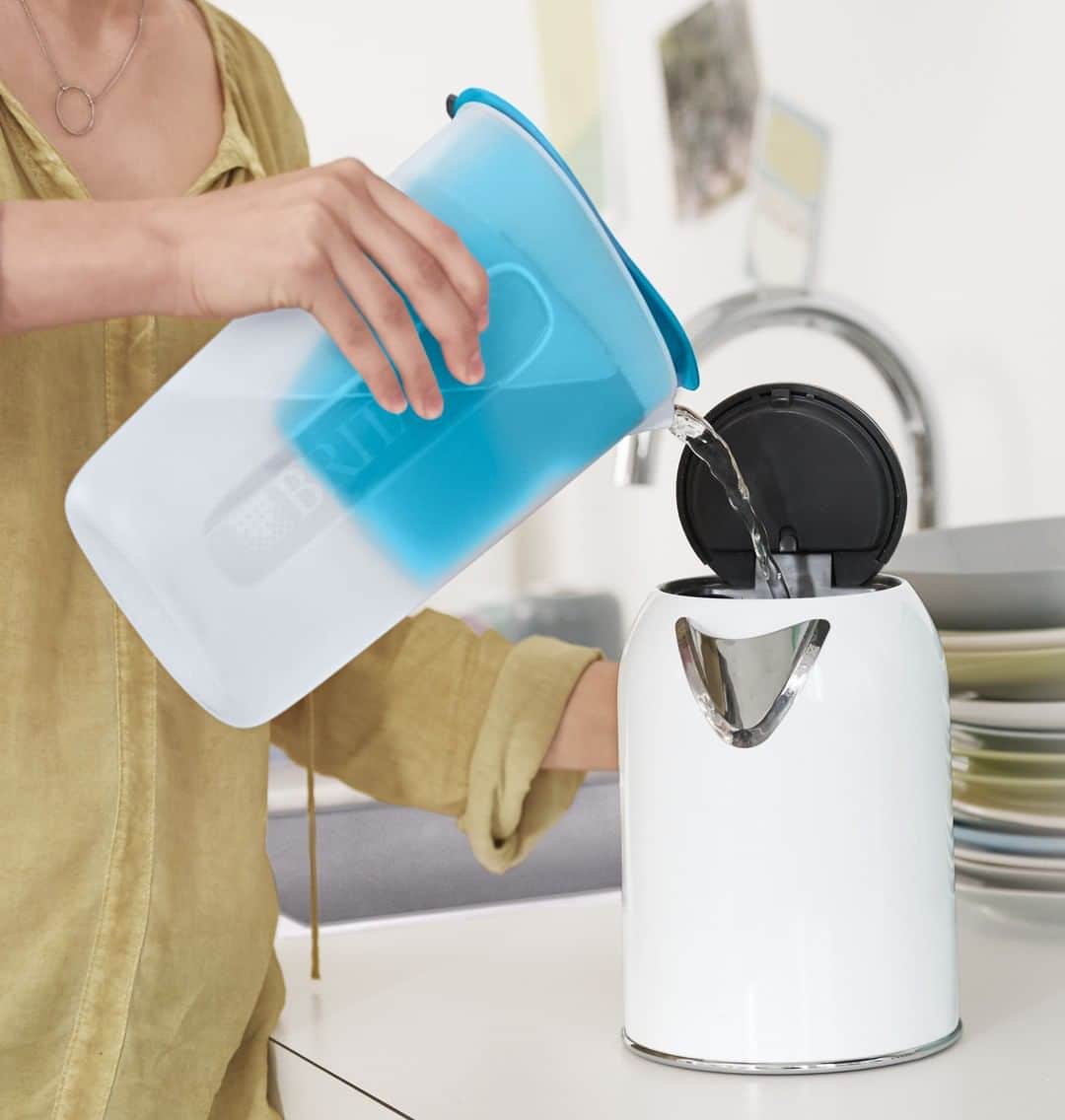 BRITA Japanのインスタグラム：「【精製水の代わりにBRITAの水】 現在、精製水の買い占めにより品薄状態が続き、お困りの方が多くいらっしゃいます。 フェイススチーマーやアロマスプレーなどには、BRITAの水で代用いただくことをお勧めします。 ※家電製品によって、水道水の利用を推奨するものがあります。詳しくはお使いの製品メーカーにお問い合わせください。  BRITAのマクストラ+カートリッジは、12項目の浄水能力をクリア。超微細活性炭マイクロカーボンパールと、イオン交換樹脂の働きで、水中の不純物を効果的に取り除きます。 水アカの付着を防ぐので、電気ケトルなど家庭用電気製品の寿命を延ばします。 #BRITA #どこでもブリタ #いつでもブリタ #fillandgo #fillandgoActive #MYBRITA #ブリタライフ #britalovers #マイボトル　#水分補給　#日本仕様のカートリッジ　#風邪予防　#浄水　#おいしい水　#便利グッズ　#イオンスチーマー　#電気ケトルのお手入れ 　#水アカ」