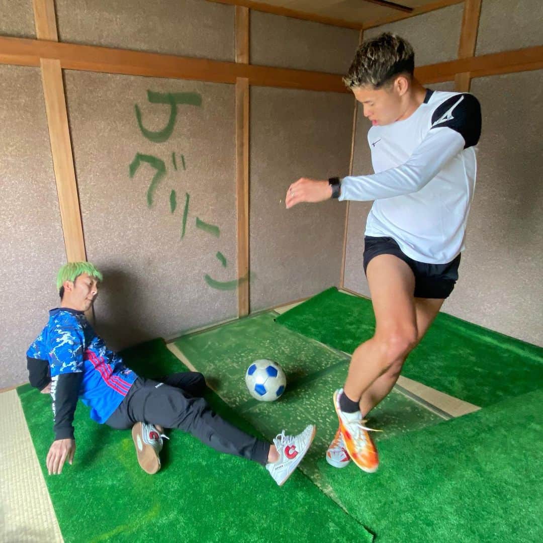 のインスタグラム：「. . 皆さん自粛ありがとう🏠子供の時の夢。家の中でサッカー🎁🔥家の中で1vs1したよ💚動画見てね💕皆さん家はありますか？🐸✊あるならチャンネル登録よろしくお願い致します🇯🇵🇰🇭ストーリーたくさん投票ありがとうございます😊 . #なんやねんこの靴 #梅谷に作ってもらった靴 #次回はスパイクでやりたい #オープニングの時の梅谷の股間気付いた？ #ジェーグリーンと繋がりたい #家の中にジェーグリーンがある生活 #がち芝生 #景色 #けいすけっす」