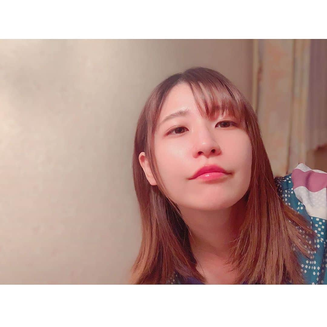 上村彩子さんのインスタグラム写真 - (上村彩子Instagram)「自撮りをしてるとだんだん一周回ってどの顔がいいか分からなくなってくるよね（あるある） 目小さ…！って思ったけど一周回ってそれでもまぁいっか、と思ってきた写真がこれです笑 . 右眉だけ書いて、左眉は前髪で隠れてるからいいやというだらけ感。 唇はグロスぬりぬり。 それ以外はノーメイクだけどアプリ先生があればあら不思議案件です。 コンタクトは1dayの透明のです。基本的に充血してます() 涙袋はクマです笑 . 自炊のレパートリーがもう何周目にもなってきた笑 基本ささっと自炊タイプなので30分以内で完成するものばかり 昨日は 豚肉とトマトと卵の炒め物、一昨日は牛肉と筍とニンニクの芽の炒め物、 あれ、炒め物多くない…？()」5月4日 17時28分 - ayako_uem