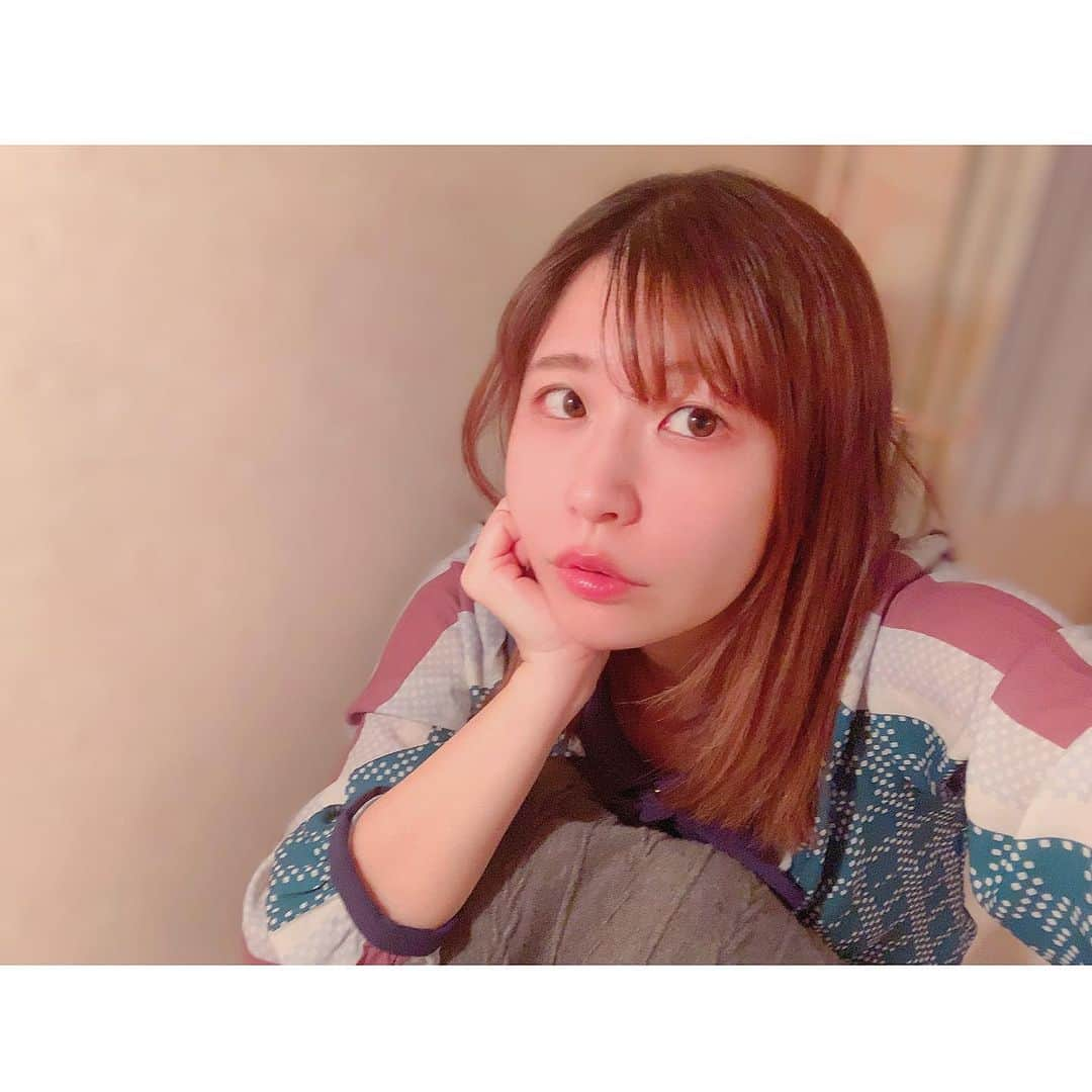 上村彩子のインスタグラム：「自撮りをしてるとだんだん一周回ってどの顔がいいか分からなくなってくるよね（あるある） 目小さ…！って思ったけど一周回ってそれでもまぁいっか、と思ってきた写真がこれです笑 . 右眉だけ書いて、左眉は前髪で隠れてるからいいやというだらけ感。 唇はグロスぬりぬり。 それ以外はノーメイクだけどアプリ先生があればあら不思議案件です。 コンタクトは1dayの透明のです。基本的に充血してます() 涙袋はクマです笑 . 自炊のレパートリーがもう何周目にもなってきた笑 基本ささっと自炊タイプなので30分以内で完成するものばかり 昨日は 豚肉とトマトと卵の炒め物、一昨日は牛肉と筍とニンニクの芽の炒め物、 あれ、炒め物多くない…？()」