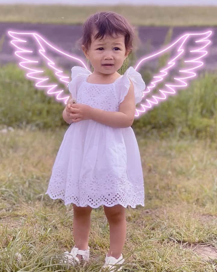 HARUKA MUTOのインスタグラム：「my everything💖﻿ 大事で大好きな愛娘。﻿ 気付けば2歳までもう2ヶ月切ってるよ。﻿ とんでもなく早い〜！﻿ ﻿ そんな向日葵は3月頭にようやく卒乳しました。 よく頑張りました😢💖﻿ そしてよく頑張ったママ🥵w﻿ おっぱいの存在は3日程で忘れるんだけど、そのせいで精神が不安定になり、夜中に泣いちゃうのが1週間は続いたかな？泣いてる姿を見るのは辛いわ😢しかし私もお疲れMAXの超寝不足で子育てで初めてノイローゼ気味になりました😱😱﻿ ﻿ しかし、それを乗り越えたら今までのが嘘の様に沢山食べるし、沢山寝てくれます😚💖﻿ 相変わらず寝るのは遅いけど(昼寝し過ぎる😩) 朝まで熟睡してくれるよ😌✨﻿ ﻿ 最近は言葉も沢山覚えて、よくお喋りしてくれます。それを聞くのが嬉しいし楽しい😊怒ったり泣いたり感情が豊かで良いことだ🎵﻿ ﻿ stayhomeでも子供の成長は止まりませんね！﻿ 不安でも子供の前では毎日笑顔で過ごしていきたいね😊﻿ 日々医療の最前線で戦う全ての人に感謝して﻿あともう少し頑張ろう！！！ 🟠動画面白いからぜひ見てね😂😂 #lovemyfamily #stayhome #quarantine #babyhimari #愛娘　#子育て日記 #女の子ママ #武末家」
