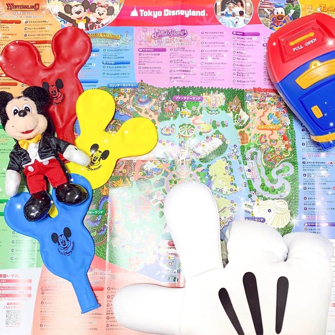 のインスタグラム：「ㅤ ㅤ ちょっと懐かしいものを 引っ張り出してみました🐭🏰🗺❤️ 何が懐かしいかわかりますか？👀♡ ㅤ ㅤㅤㅤㅤ みなさんはパーク再開したら 何をしたいですか🥰💭❔ 私はまずミッキーワッフル食べたいな〜 食べたいものたくさん！🐭🍽🧇笑 ㅤ そんな想像してるだけで 再開後の楽しさ絶対半端なくなるよね✊🏻💫 ㅤ ㅤ ㅤ ㅤㅤㅤㅤ 最近あんまり投稿できてなかったのですが、 ものすごくありがたいことに 私の投稿を見て元気をもらってるとか 過去の写真でも良いから 投稿してくれたら喜ぶと伝えてくださる フォロワーさんがいるので( 😭🙏🏻💓 ) またぼちぼち投稿しようかなと おもいます🥺✌🏻💕💕 ㅤ 暇つぶしにでも見てくれると嬉しいです💓 ㅤ ㅤ ㅤㅤㅤ ㅤ ㅤㅤㅤㅤ #kana_disney ㅤ #東京ディズニーリゾート #東京ディズニーランド #ディズニーランド #ガイドマップ #ミッキー #ミッキーバルーン #おうち時間 #tokyodisneyresort #tdr #tokyodisneyland #tdl #mickeymouse #mickeyballoon #disney」