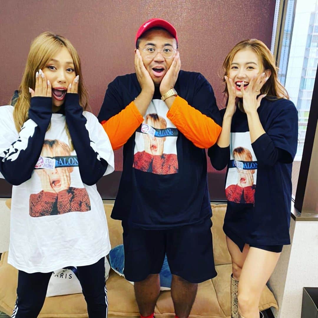 アントニーのインスタグラム：「キャラ濃い3人だなぁ〜  #サイバーちゃんとアントニーくん  #お揃いTシャツ #なんか海外のB級コメディー映画のジャケットみたいな写真 #いろんなハプニング起こるんだろうなぁぁぁ」