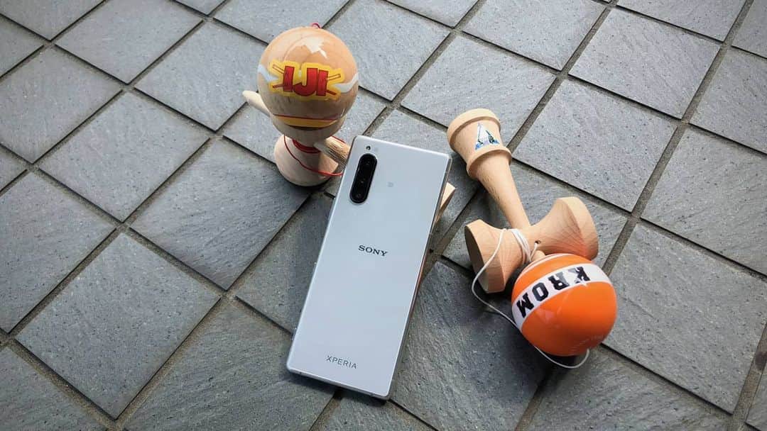 のインスタグラム：「イージーがソニーのスマートフォン、Xperiaのアンバサダーに就任しました。 これからの活動をお楽しみに！ . #Repost @zoomadanke_iji . . 🚨NEWS🚨. . ソニーのスマートフォン、Xperiaのアンバサダーに就任しました！ . イベントやSNSを通して、Xperiaの機能や最新情報をお伝えしていきたいと思います！！ 今後の活動もぜひ応援していただけたらありがたいです🙇🏻‍♂️. . 映像はXperiaの「Cinema Pro」を使って撮ってみました！ (4月7日の緊急事態宣言前に撮影しています。) . 広角に変えたり、フォーカスいじったり、ISOいじれたり、携帯ひとつで一眼カメラみたいに撮れて感動。 これからバンバン、けん玉エディット撮っていきたいと思います！お楽しみに！ . . #Xperia #Xperia5 #Xperiaアンバサダー #pr #kendama #zoomadanke」