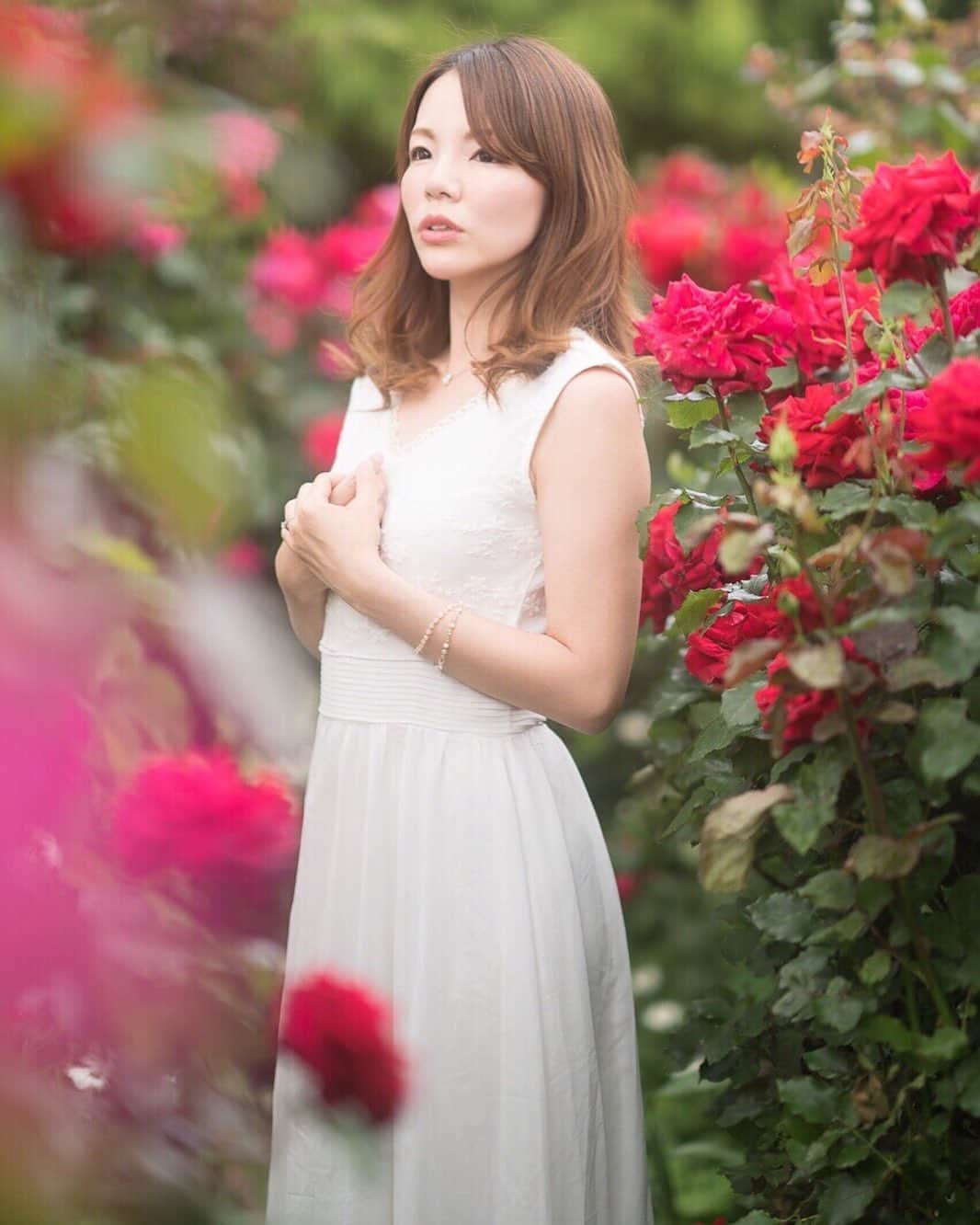 Mikaさんのインスタグラム写真 - (MikaInstagram)「🌹Rose garden🌹  去年はバラも紫陽花も思う存分撮影できたのになぁ😿  季節のお花に囲まれたい💐 ・ ・ ・ photo by @takezo1810 📸 model @mikarin_portrait 🌸 ・ ・ ・ #美花展 💐 ・ ・ follow me💋  #カメラ好きな人と繋がりたい #ファインダー越しの私の世界 #ポートレート #ポトレ女子 #広がり同盟 #ポトレのセカイ #薔薇が好き #ローズガーデン  #portrait_ig #great_portraits #love_camera_club #jp_portrait #match_portrait #loves_united_portrait  #team_jp_ #global_ladies #photo_shorttrip #_lovely_weekend #japan_art_photography #portraitfestival #portraitinlove #portrait_mood #ink361_asia #exclusive_world_portrait  #instagood #instagramjapan」5月4日 17時33分 - mika_portrait