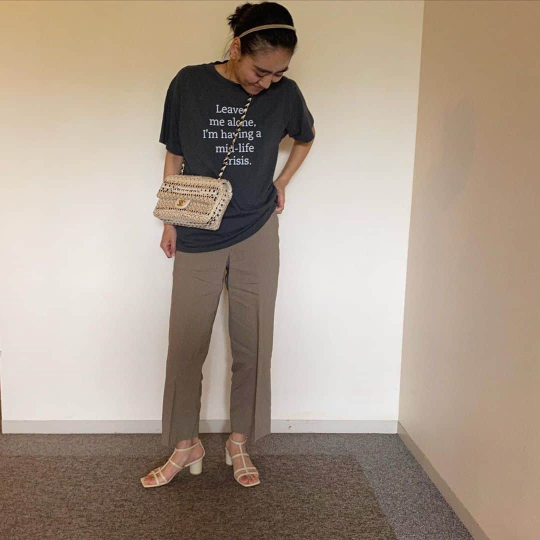 金子綾さんのインスタグラム写真 - (金子綾Instagram)「today's... #ootd  #akcloset  今日は　@intuition_official  のTシャツ。  グリーンがかったリネンパンツと小物は グラデーション配色に♡ @theory_jp のリネンパンツは去年は黒を、 今年はこのベージュに。」5月4日 17時35分 - ayaaa0707