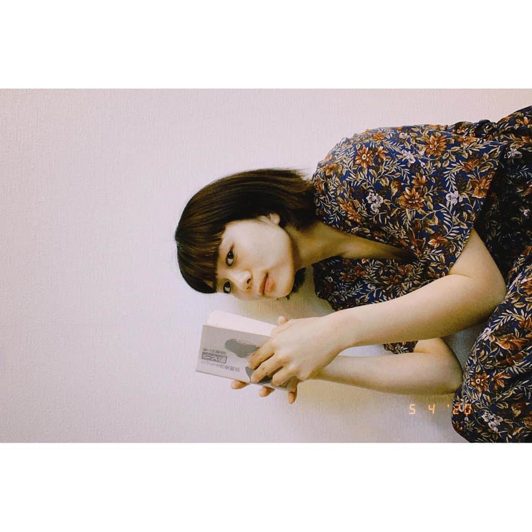 金野美穂のインスタグラム：「今回、 #bookcoverchallenge  のバトンを @luna_____0301 ちゃんから受けとりました✨📚 7日間のブックカバーチャレンジとは、読書文化の復旧に貢献する為のチャレンジでです。  好きな本を1日一冊紹介。 本についての説明の必要はなく、表紙画像だけをアップ。 その都度1人の友達を紹介し、このチャレンジへのお願いをすることです🥰  私は1日一冊ストーリーにてアップしていこうと思います！  その都度友達に紹介というのが難しいので、、🙇‍♀️💦💦 * * バトンを受け取っても良いよって方募集します✨✨😆 もしかしたらお願いしてしまうかもしれないのですが、、 少しでも多くの方が、 本に触れる機会が増えればいいな〜と😊 思います！！🙇‍♀️✨✨✨📚 * * るなちゃんバトンありがとう🥰📚 * * * #bookchallenge #books #読書文化#読書週間」