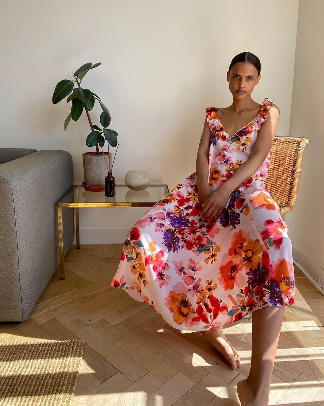 H&Mさんのインスタグラム写真 - (H&MInstagram)「Just can’t get enough of this floral dress. What’s ‘flower’ in your language? @malaikaholmen #HM #AtHomeWithHM」5月4日 17時39分 - hm