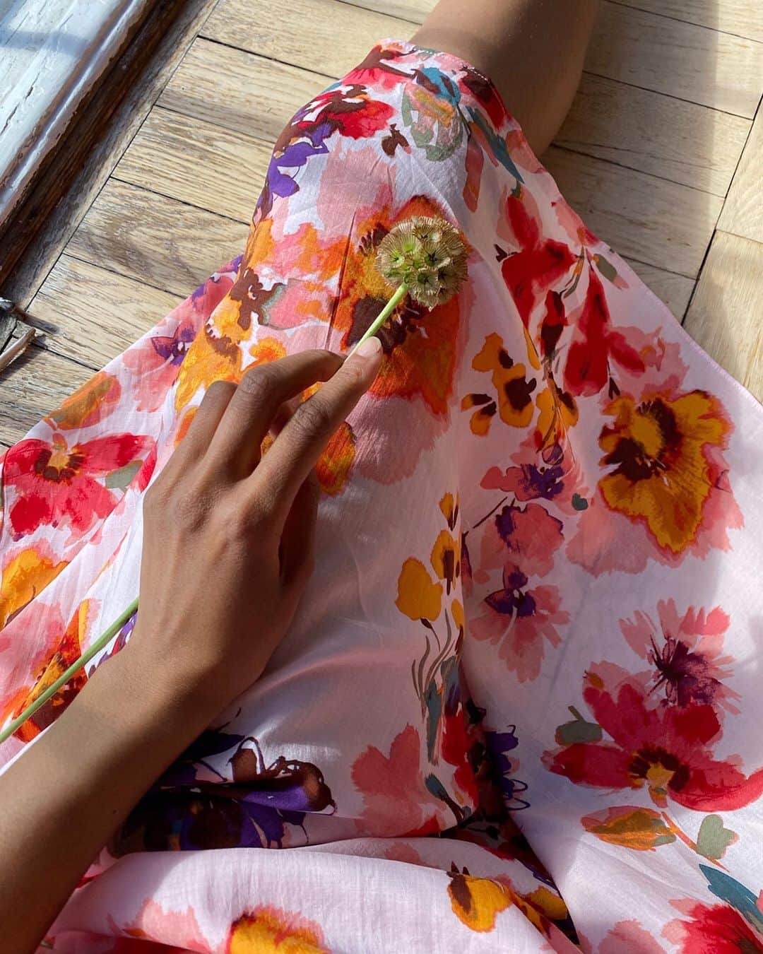 H&Mさんのインスタグラム写真 - (H&MInstagram)「Just can’t get enough of this floral dress. What’s ‘flower’ in your language? @malaikaholmen #HM #AtHomeWithHM」5月4日 17時39分 - hm