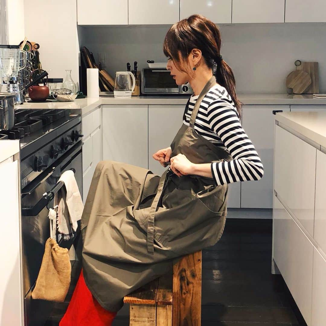 松井美緒さんのインスタグラム写真 - (松井美緒Instagram)「…またご飯だね🙄 . . ピアスは 一つ一つハンドメイドで 作っている ハワイ @iyorialohajewels ちゃんのでお気に入り。 ぶらぶら〜っと揺れるピアスで女子度アップ。 . . ハワイへまだ行けないから 日本にも 送ってくれるかなぁ…❤︎ . . . . #handmade  #hawaii  #ステイホーム  #たまには #アクセサリー #エプロン」5月4日 17時39分 - mio.matsui