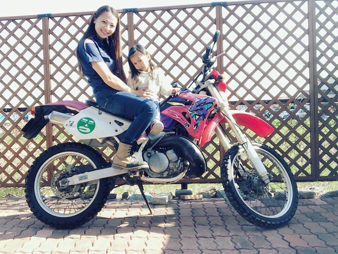 古澤恵さんのインスタグラム写真 - (古澤恵Instagram)「無駄にバイク引っ張り出してきて撮影会✨ 自粛中のほうがいつもよりバイクと密です💞 エンジンもバッチリかかった👍 . . . #自粛ライダーの楽しみ方 #HONDA #CRM250R #18年の付き合い #大切な相棒」5月4日 17時55分 - gugu1202