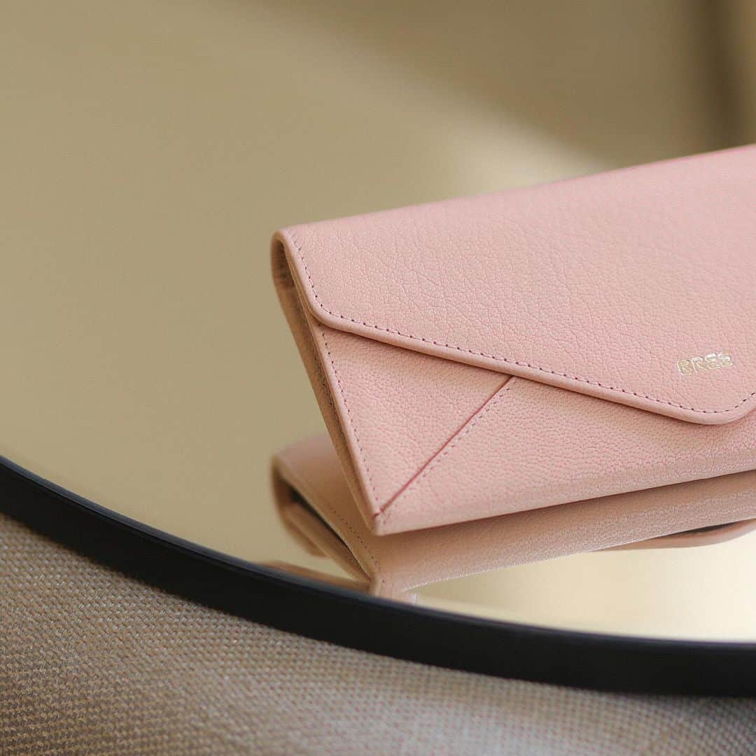 ブリーのインスタグラム：「More than a purse - the VIVID 146 combines trend and functionality in a clean look. The wallet can also be used as a crossshoulder bag thanks to a removable shoulder strap. . . . Photo by @fabianlueck  #breesince1970 #madetomakeadifference #staypositive #handbags #leatherbags #purequality #purefashion」